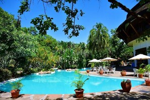 Outdoor pool - SAFARI PARK HOTEL (NAIROBI)