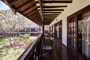 Outdoor dining - SAFARI PARK HOTEL (NAIROBI)
