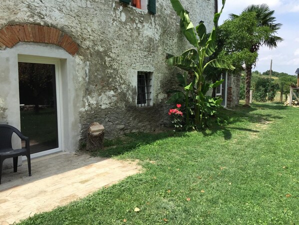 A rustic building with a stone facade, a wooden door, and a small window. - LeAmorine White House B&B (Predappio)