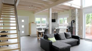 Fernseher, Kamin, DVD-Player, Bücher