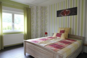 3 bedrooms, iron/ironing board, WiFi, bed sheets - Holiday directly on the Reinhardswald (Trendelburg)