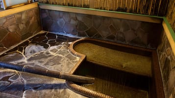 Chambre Tradition (Japanese Style, Sakura 2) | Salle de bain | Articles de toilette gratuits, chaussons, serviettes fournies