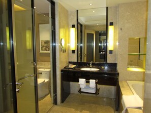 Phòng Suite Deluxe | Phòng tắm | Buồng tắm vòi sen, đồ dùng nhà tắm miễn phí, máy sấy tóc 