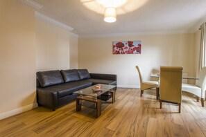Duplex Affaires, 2 chambres, cuisine, vue sur la ville | Salle de séjour | Téléviseur à écran plat
