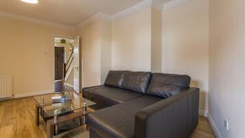 Business Duplex, 2 Bedrooms, Kitchen, City View | Living room