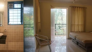 Chambre Classique | Salle de bain | Douche, articles de toilette gratuits, serviettes fournies