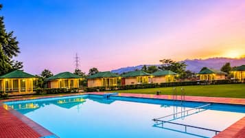 2 outdoor pools