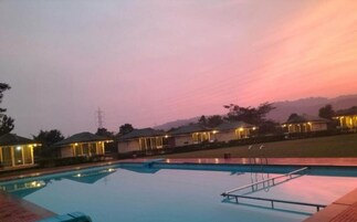 Fachada de la propiedad por la tarde o noche