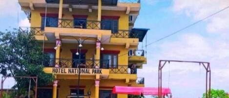 A multi-story building with balconies and a sign reading "HOTEL NATIONAL PARK".