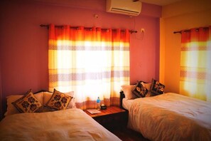 Desk, soundproofing, free WiFi, bed sheets - Hotel National Park (Sauraha)