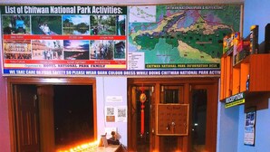 Mostrador de recepción con un mapa y lista de actividades para el Parque Nacional de Chitwan.