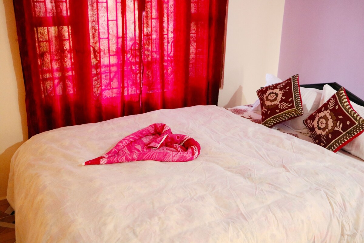 Desk, soundproofing, WiFi (free), bed sheets
