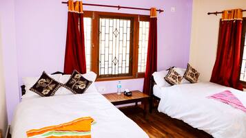 Familien-Vierbettzimmer, Gartenblick | Schreibtisch, schallisolierte Zimmer, kostenloses WLAN, Bettwäsche