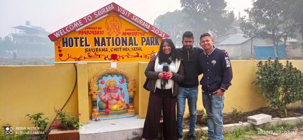 Une enseigne indiquant l’hôtel National Park à Sauarha, dans le district de Chitwan, au Népal.