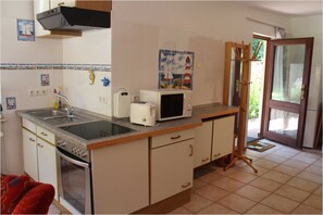 Kühlschrank, Mikrowelle, Ofen, Wasserkocher mit Kaffee-/Teezubehör