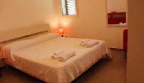 Deluxe Apartment, 2 Bedrooms | Individually furnished, desk, iron/ironing board, cots/infant beds - La Villa delle Spezie (Noto)