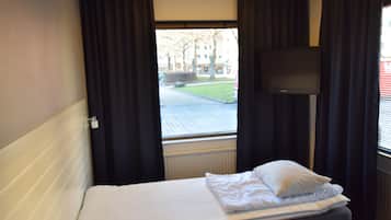 Standaard eenpersoonskamer, gedeelde badkamer | Een bureau, een laptopwerkplek, verduisterende gordijnen