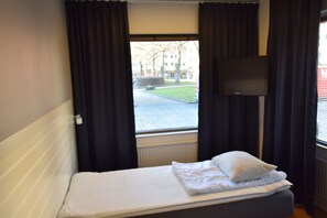 Standard enkelrum - delat badrum | Skrivbord, arbetsyta för laptop och mörkläggningsgardiner