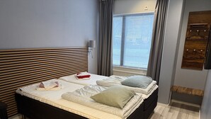 ダブルルーム 共用バスルーム | デスク、ノートパソコン用作業スペース、遮光カーテン、アイロン / アイロン台