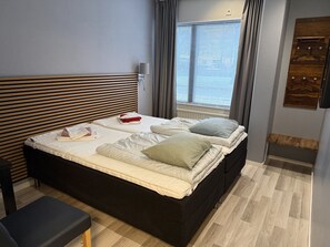 Bureau, espace de travail pour ordinateur portable, rideaux occultants