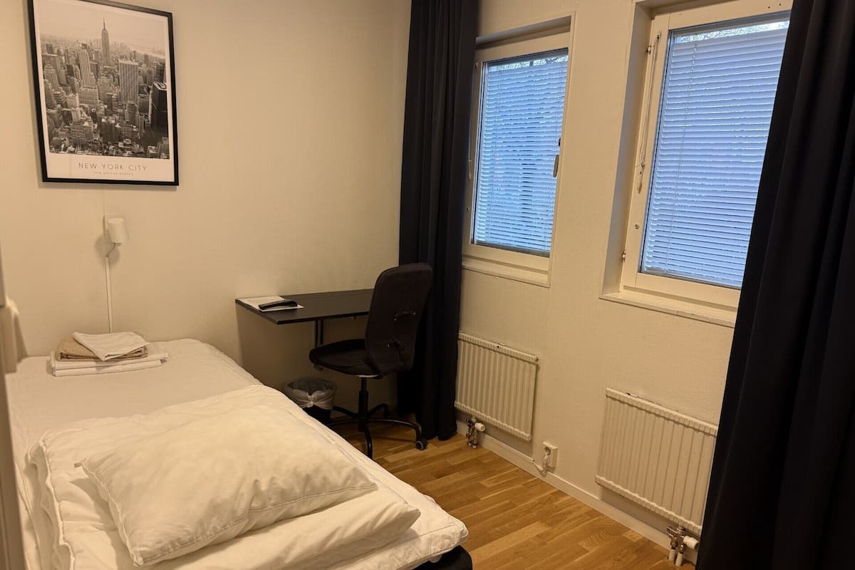 Standard Single Room, Shared Bathroom | Desk, laptop workspace, blackout drapes, iron/ironing board