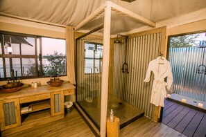 슈피리어 더블룸 또는 트윈룸 | 욕실 | 무료 세면용품, 헤어드라이어, 슬리퍼, 타월