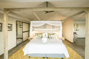 Quarto casal ou duplo superior | Cofres nos quartos, escrivaninha, Wi-Fi de cortesia, roupa de cama