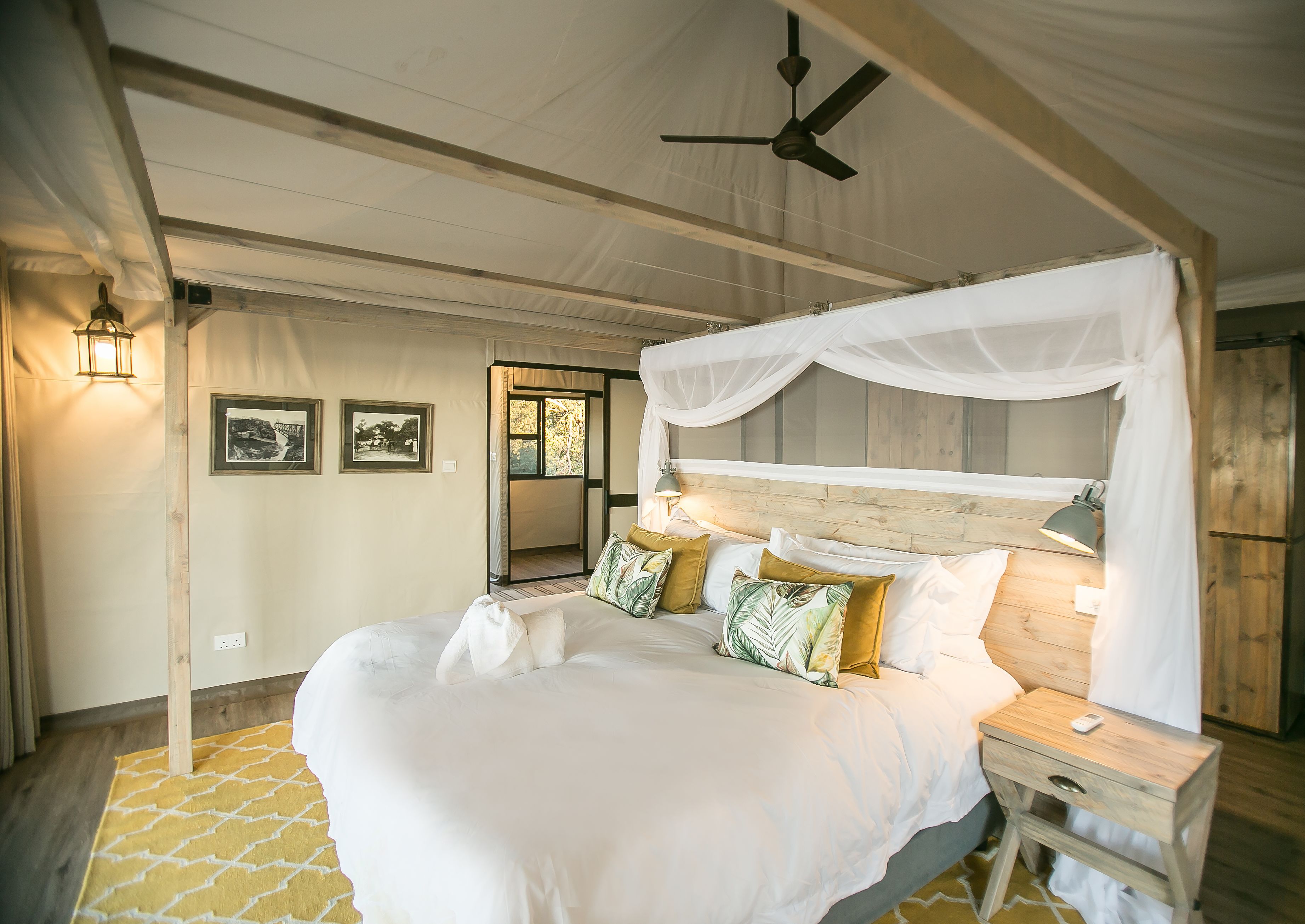 セーフティボックス (室内)、デスク、WiFi (無料)、ベッドシーツ