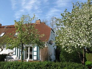A house with a red-tiled roof, white exterior walls, and a porch with a table and chairs. - Altes Haus der Seefahrtschule Grünbaum Ostseebad-Wustrow (near Ahrenshoop) Darss (Ostseebad-Wustrow)