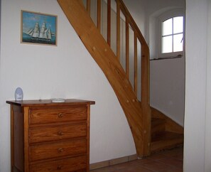 A staircase with wooden railings leading to a landing. - Altes Haus der Seefahrtschule Grünbaum Ostseebad-Wustrow (near Ahrenshoop) Darss (Ostseebad-Wustrow)