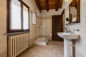 Dusche, kostenlose Toilettenartikel, Haartrockner, Bidet