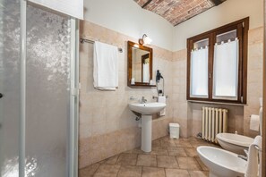 A bathroom with a sink, mirror, and toilet. - Cascina Veja (Chiusa di Pesio)