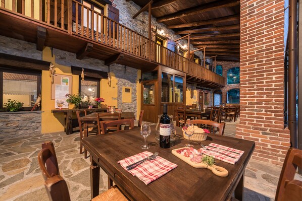 Outdoor dining - Cascina Veja (Chiusa di Pesio)