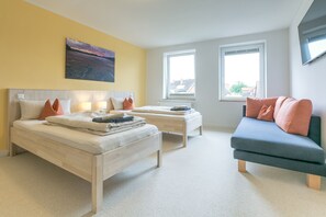 Triple Room | Free WiFi, bed sheets, wheelchair access - Hotel Johnsburg (Uelzen)