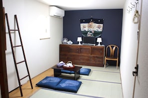 Japanese Style Room 2 | Individually decorated, individually furnished, desk, free WiFi - TSUKIJI HOSTEL Wakayama (Wakayama)