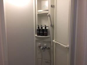 Dusch, gratis toalettartiklar, hårtork och tofflor