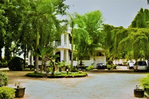 Courtyard - PJ Lodge (Dar es Salaam)