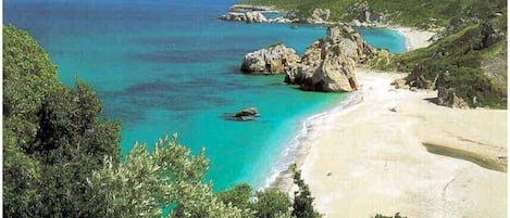 Perto da praia, espreguiçadeiras, toalhas de praia