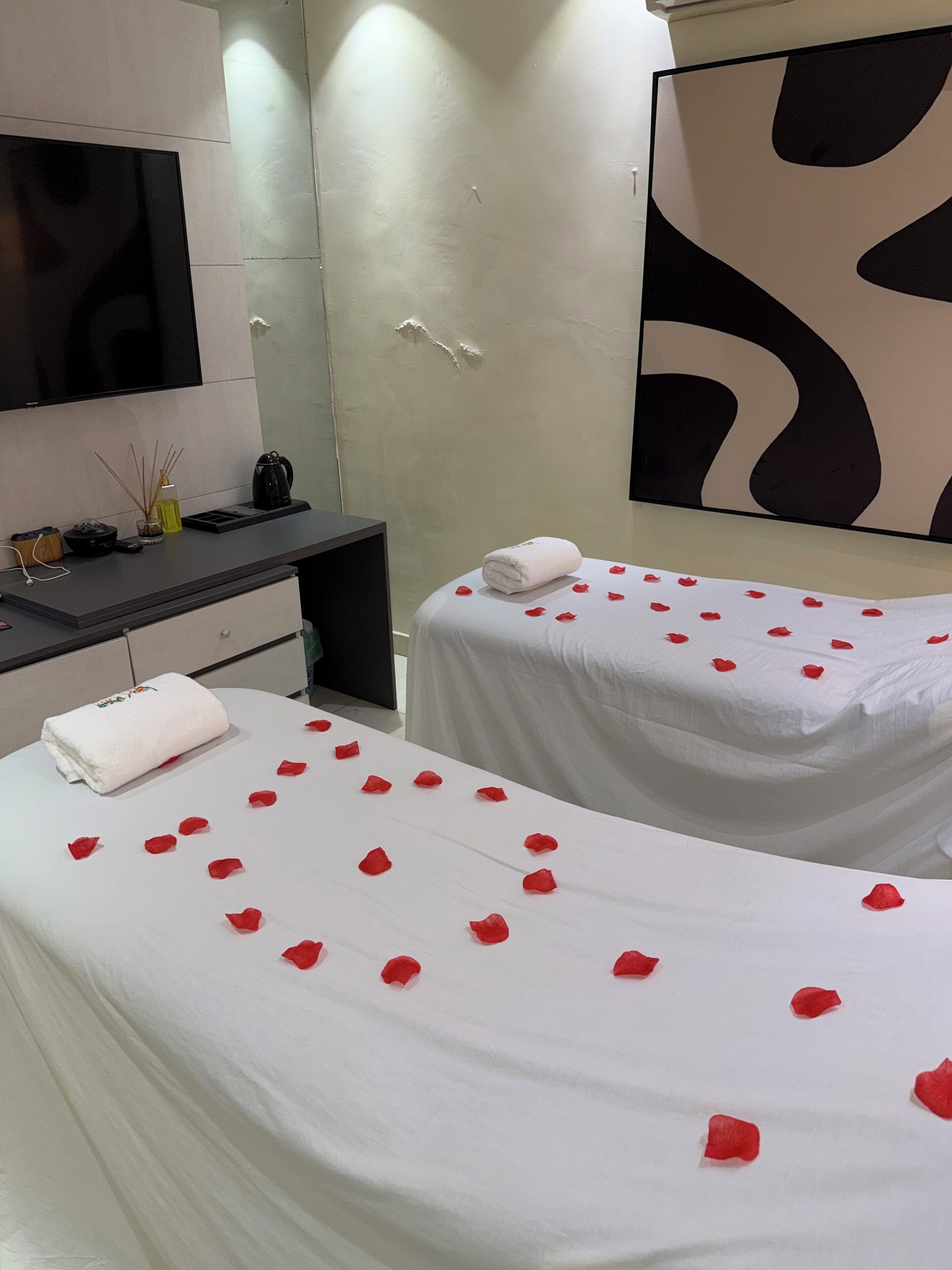 Couples treatment room(s), body treatments, hydrotherapy, aromatherapy