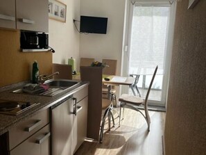 Refrigerador, microondas, silla alta para bebés