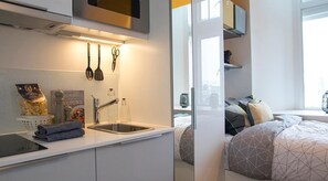 Full-sized fridge, microwave, oven, stovetop - Riverside Glasgow (Glasgow)