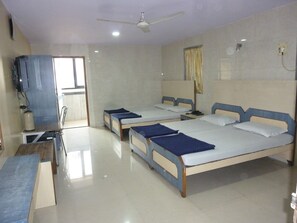 家庭四人房, 1 张大号单人床, 吸烟房 | 办公桌、折叠床/加床(额外收费)、免费 WiFi