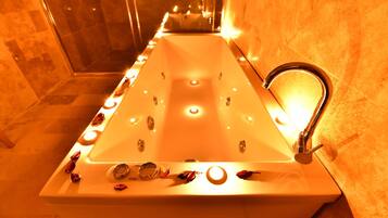 Deluxe Suite | Jetted bathtub