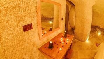 Suite Familiale (Stone Door) | Draps en coton égyptien, literie de qualité supérieure, minibar