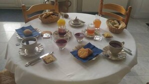 A breakfast table with various food items and drinks. - Chambres D'hotes La Barbinais Bed&breakfast St Malo (Saint-Malo)