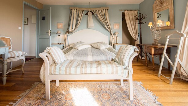 A bedroom with a bed, a chair, a desk, and a mirror. - Chambres D'hotes La Barbinais Bed&breakfast St Malo (Saint-Malo)