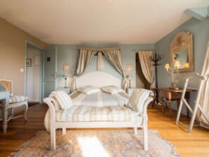 A bedroom with a bed, a chair, a desk, and a mirror. - Chambres D'hotes La Barbinais Bed&breakfast St Malo (Saint-Malo)