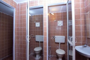 Shower, free toiletries, towels