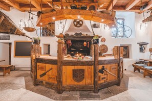 Lunsj og middag serveres, lokale retter