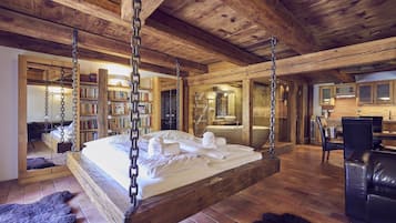 Apartment 1 with Castle View | Frigobar, cofres nos quartos, individualmente mobiliados